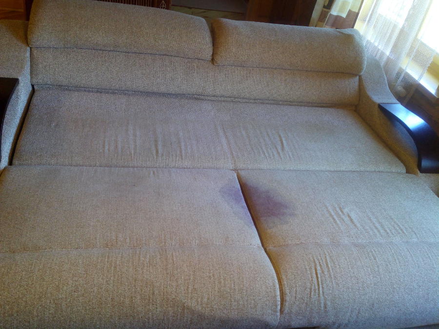Ижевск, химчистка светлого дивана. Фото дивана крупным планом. В центре на сидении видим пятно от вина.