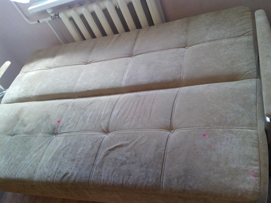 Ижевск выездная химчистка дивана с хромированными подлокотниками. Сидение дивана в пятнах и разводах , так же видим пятна от фломастера.