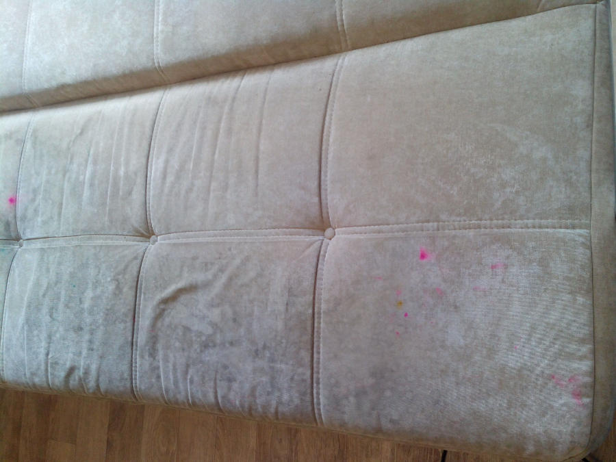 Ижевск выездная химчистка дивана с хромированными подлокотниками. Грязное сидение дивана до химчистки.