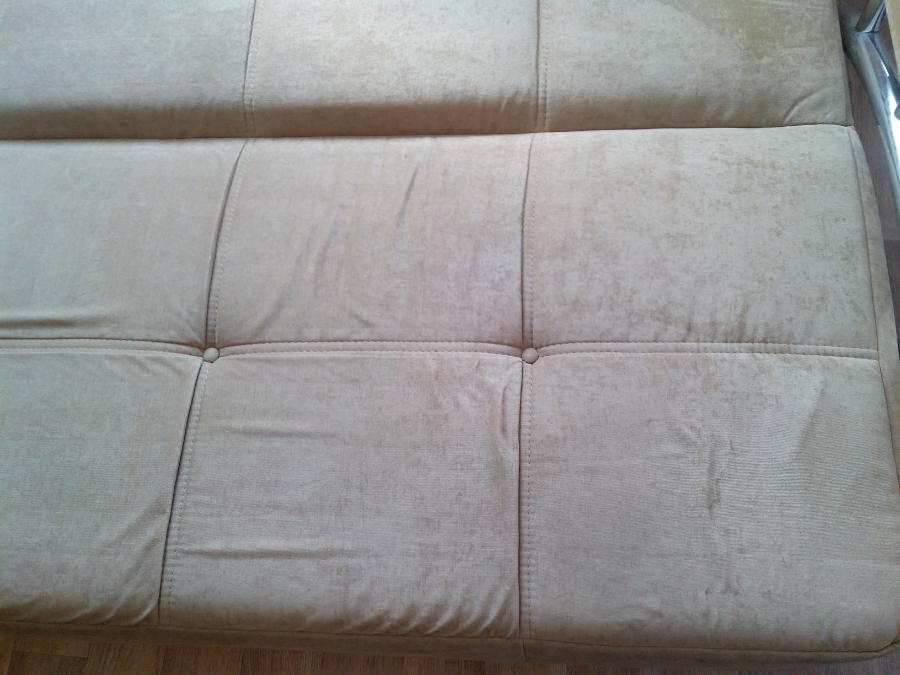 Ижевск выездная химчистка дивана с хромированными подлокотниками. Сидение дивана после химчистки крупным пляном.