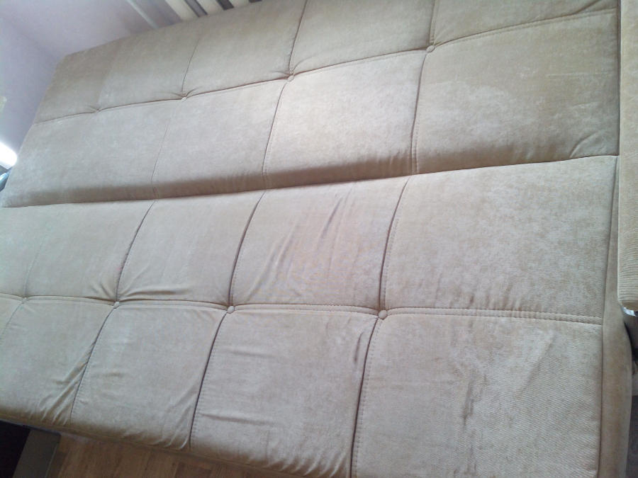 Ижевск выездная химчистка дивана с хромированными подлокотниками. Фото дивана после химчистки, обивка изделия снова чистая, почти все пятна были устранены.