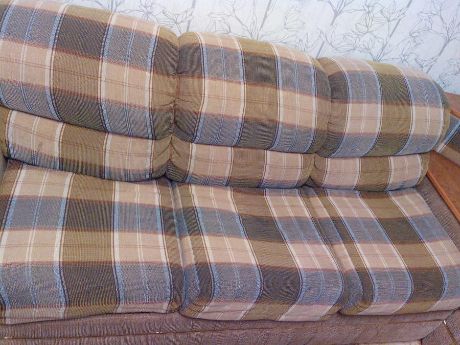 Сидение, где были пятна, крупным планом. Фото дивана сделаны в Ижевске.
