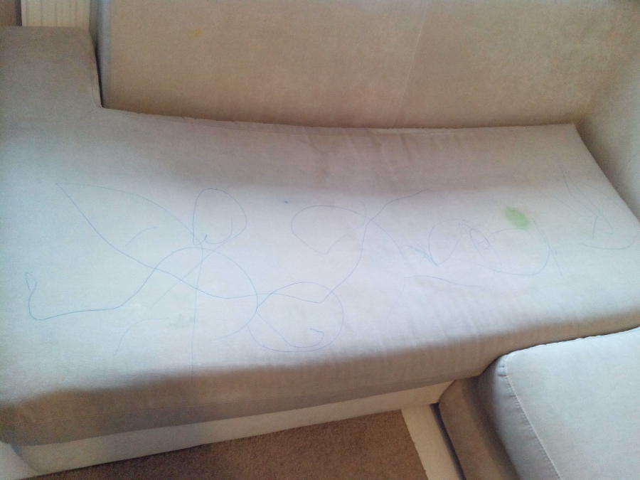 Ижевск химчистка сидения углового дивана. Всю сидушку изрисовал ребенок шариковой ручкой и немного пролил краски.