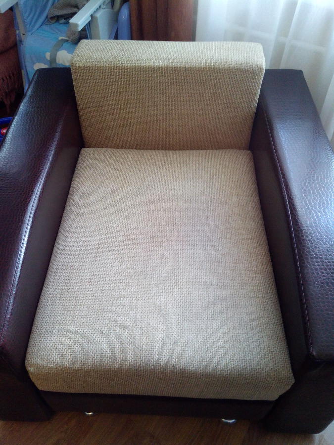 Чистка кресла с коженными подлакотниками г.Ижевск. Кресло почищено.