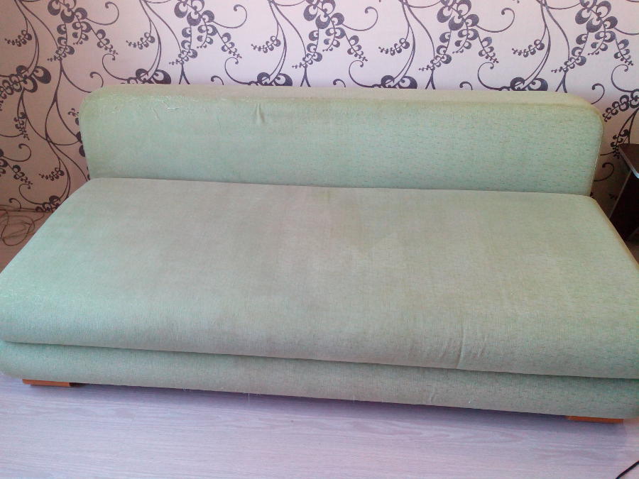 Химчистка дивана г.Ижевск. Чистый диван с зеленой обивкой.
